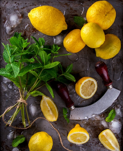 Limones frescos. Cítricos para la bebida de verano Mojito.