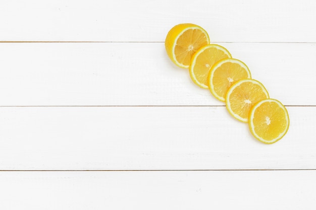 Limones frescos en el fondo de la mesa de madera