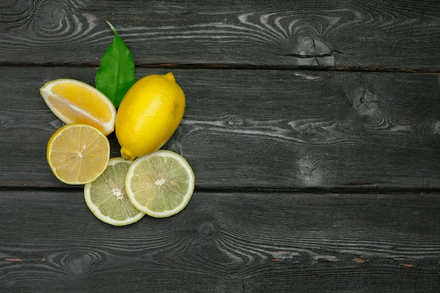 Limones frescos en el fondo de la mesa de madera