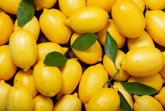 Limones frescos con hojas como fondo