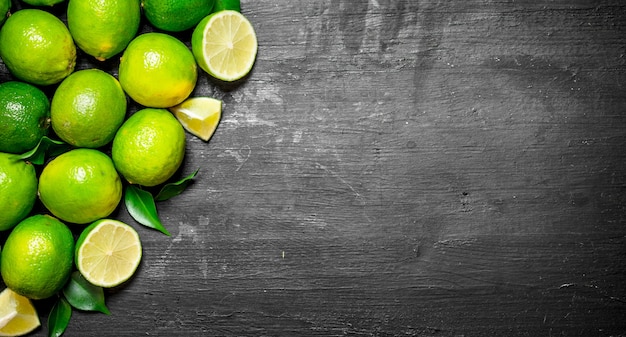 Limones frescos con hojas verdes.