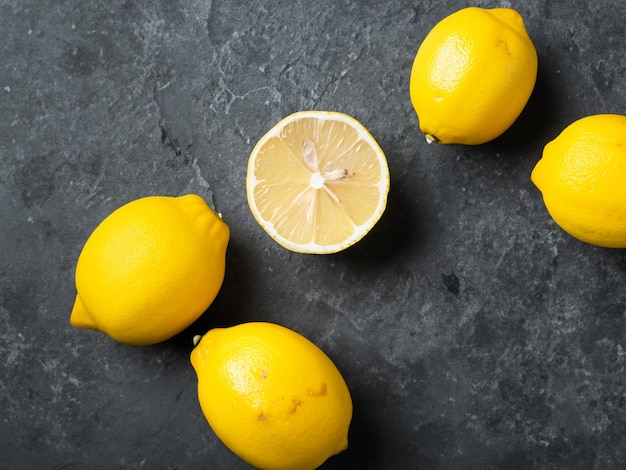 Limones frescos maduros sobre un fondo de piedra oscura Vista superior con espacio para copiar