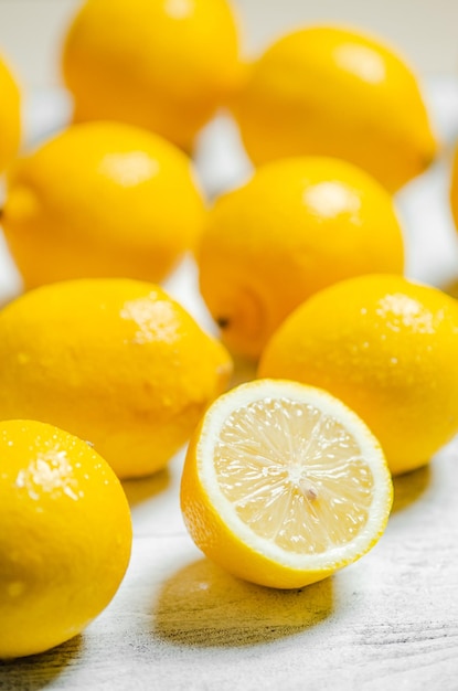 Foto limones frescos en una mesa de luz