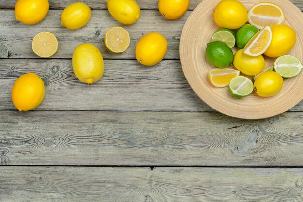 Foto limones frescos en la mesa de madera.