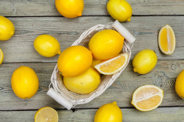 limones frescos en la mesa de madera.