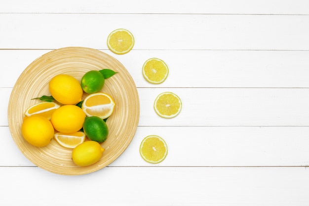 Limones frescos en la mesa de madera