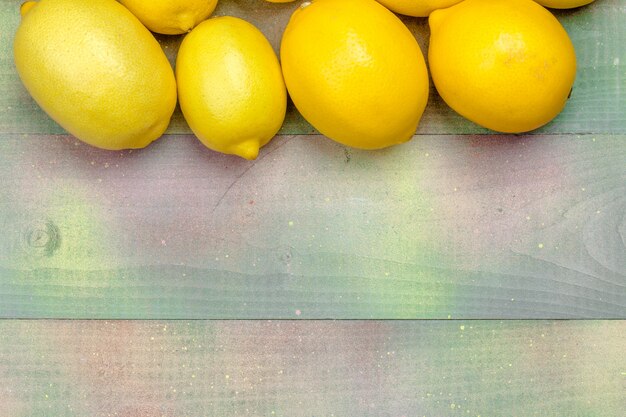 Foto limones frescos en la mesa de madera