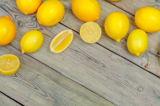 Limones frescos en la mesa de madera.