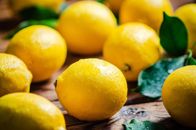 Limones frescos en una mesa de madera