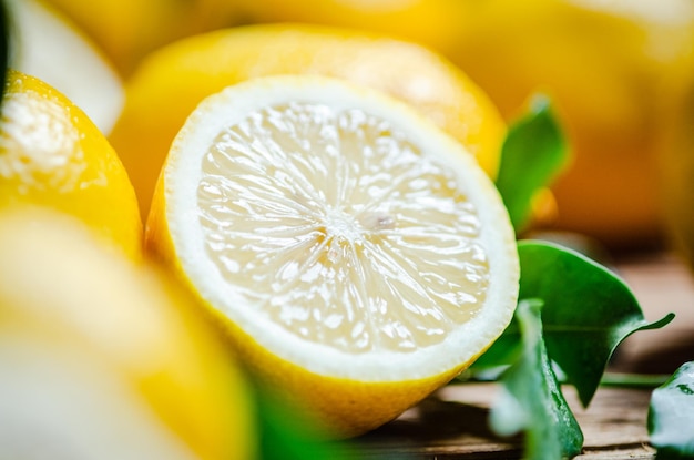 Foto limones frescos en una mesa de madera