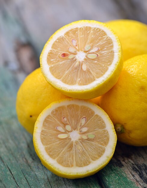 Limones frescos en la mesa de madera