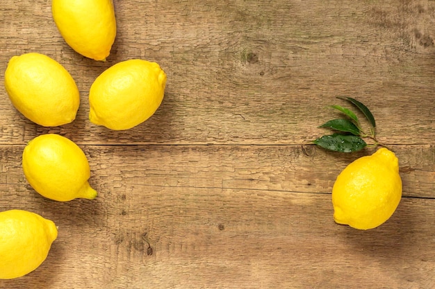 Limones frescos en una mesa de maderaCopiar espacio para texto Vista superior