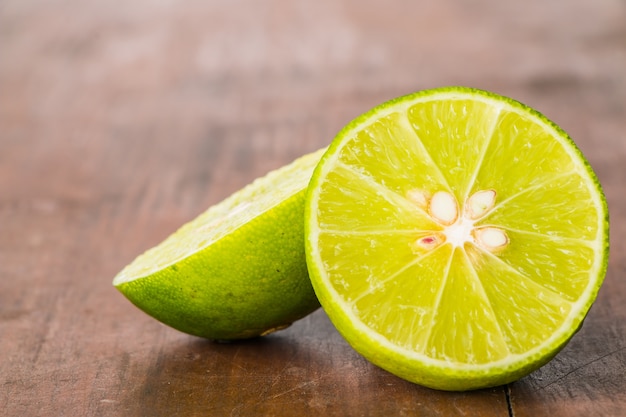 limones frescos en la mesa marrón