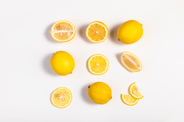 Foto limones frescos y rodajas de limón