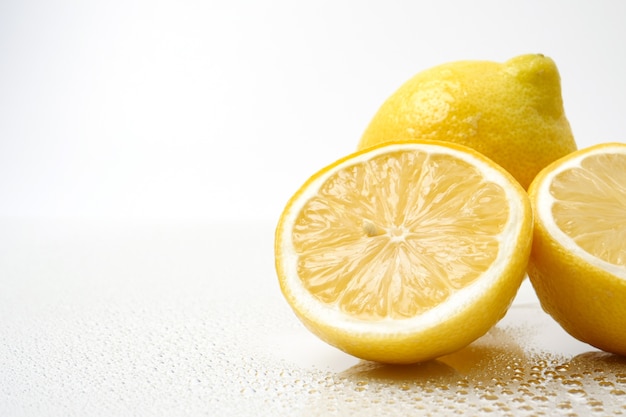 Limones frescos sobre un fondo blanco. copia espacio