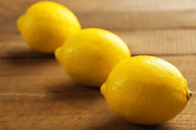 Limones frescos sobre fondo de madera