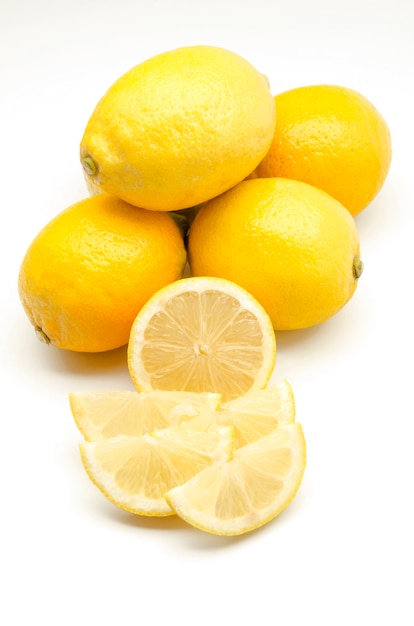 Limones frescos sobre superficie blanca