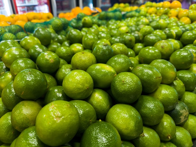 Limones frescos en el supermercado Verduras y frutas expuestas para que el consumidor elija