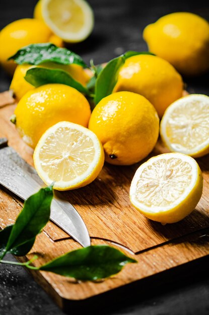 Foto limones frescos en la tabla de cortar