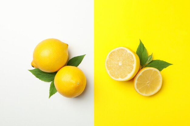 Limones frescos en la tabla de dos tonos, vista superior. Fruta madura