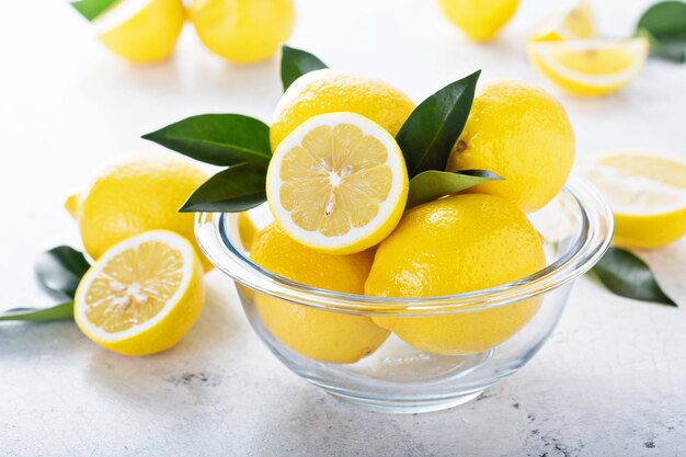 Limones frescos en un tazón de vidrio