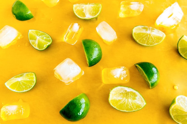 Foto limones y helados sobre un fondo amarillo.