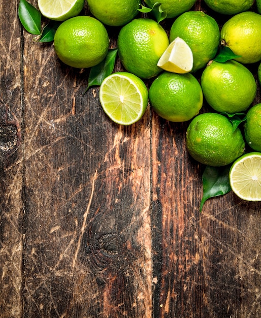 Limones con hoja verde.