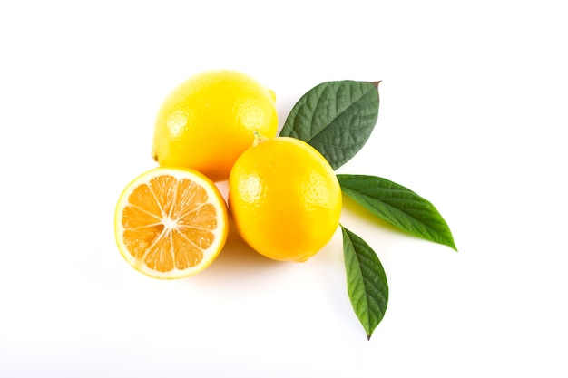 Limones con hojas aisladas de cerca