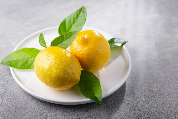 Limones italianos frescos en la mesa Limón siciliano