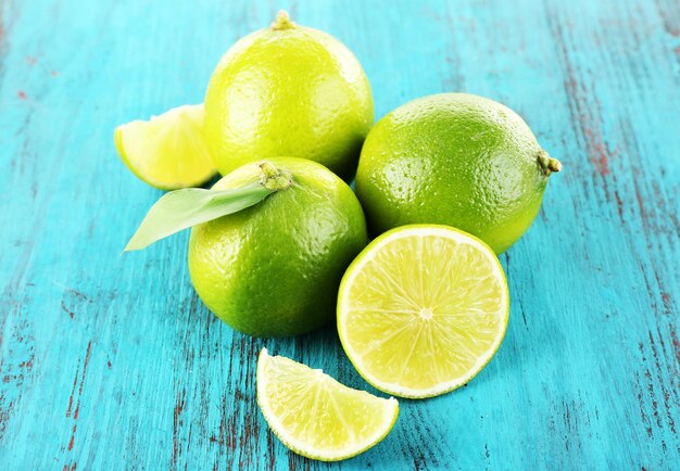 Foto limones jugosos frescos sobre fondo de madera