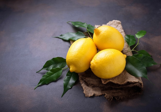 Limones jugosos frescos sobre fondo oxidado