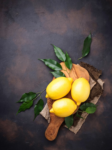 Limones jugosos frescos sobre fondo oxidado