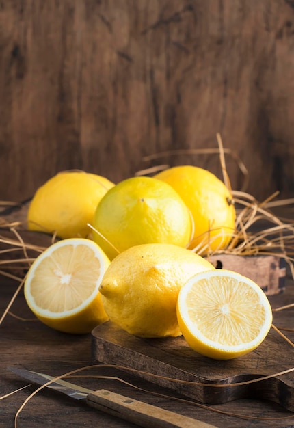 Limones jugosos en la mesa de la cocina rústica espacio de copia enfoque selectivo