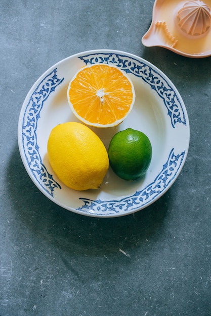 Limones, lima, naranja en un plato