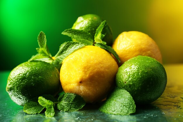 Limones y limas en brillante