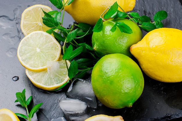 Limones y limas con menta.