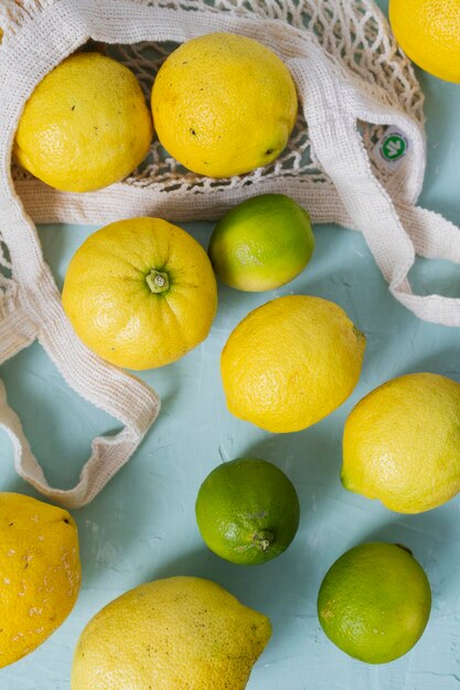 Limones y limas orgánicos, fuentes de antioxidantes y vitamina C