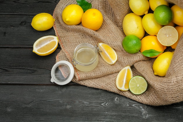 Limones y limas en un saco con limonada