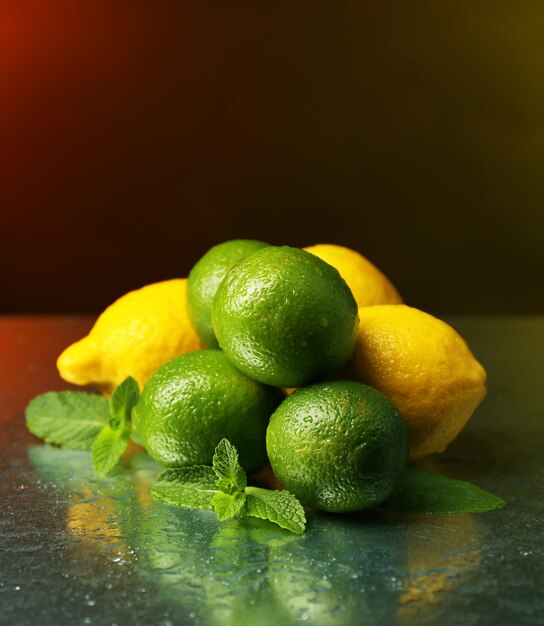 Limones y limas sobre fondo brillante