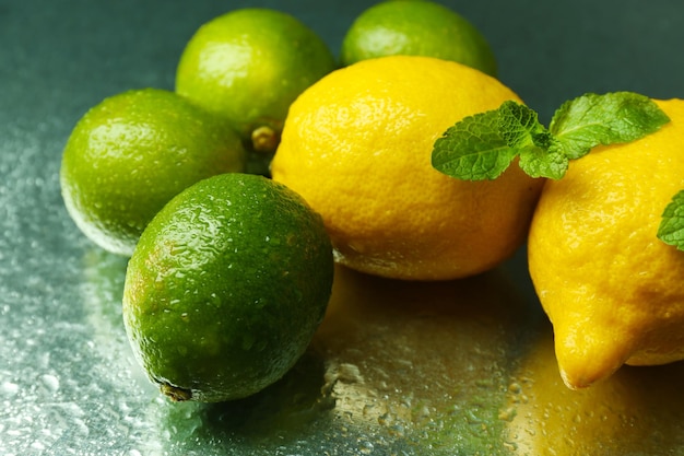 Limones y limas sobre fondo oscuro