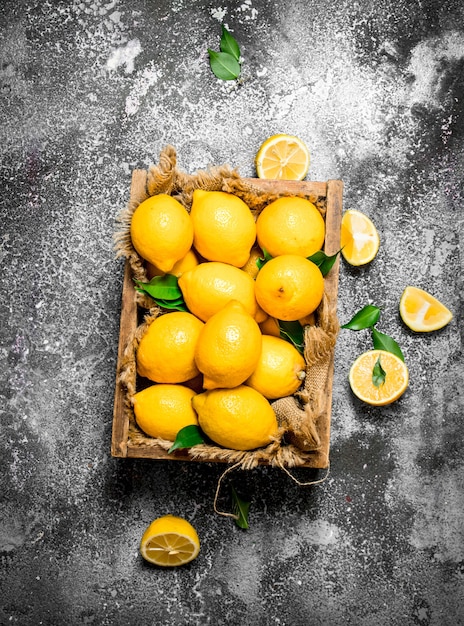 Limones maduros en una caja vieja.
