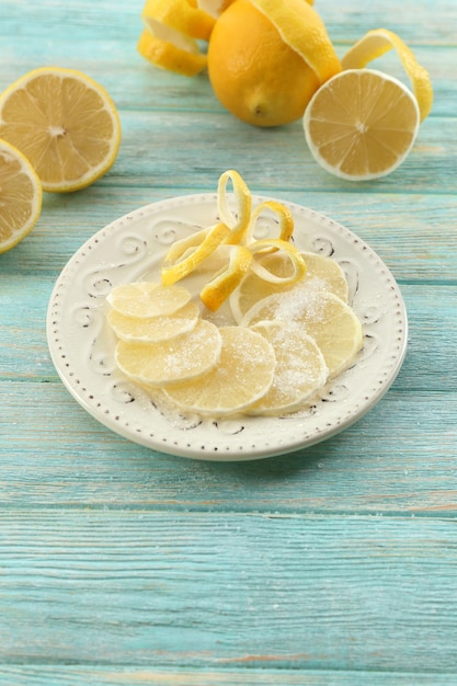 Limones maduros en la mesa de madera de cerca