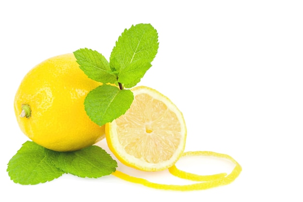 Limones y menta sobre blanco