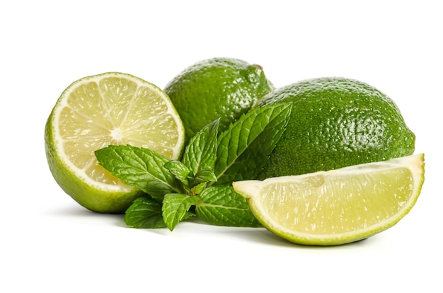 Limones y menta verde aislado