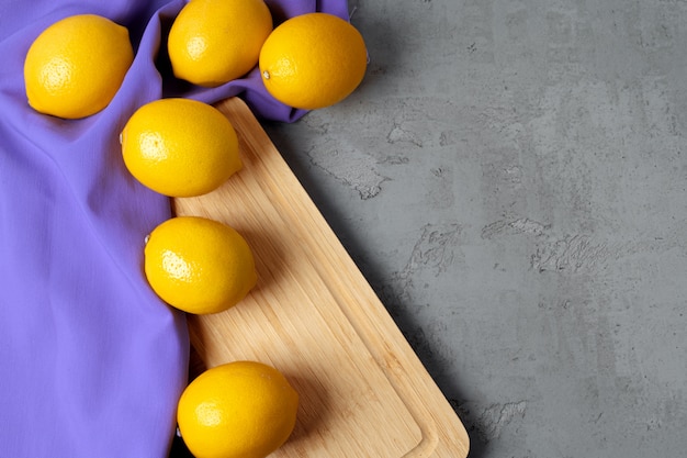 Limones en mesa de concreto, vista desde arriba