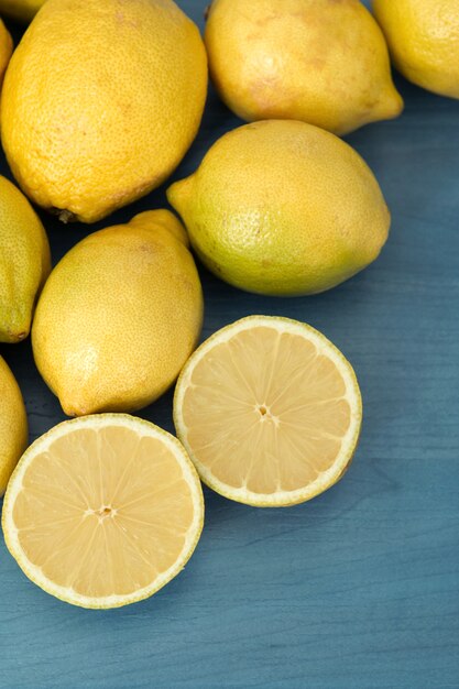 Limones en una mesa de madera azul