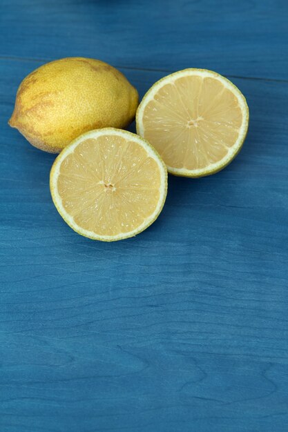 Foto limones en una mesa de madera azul