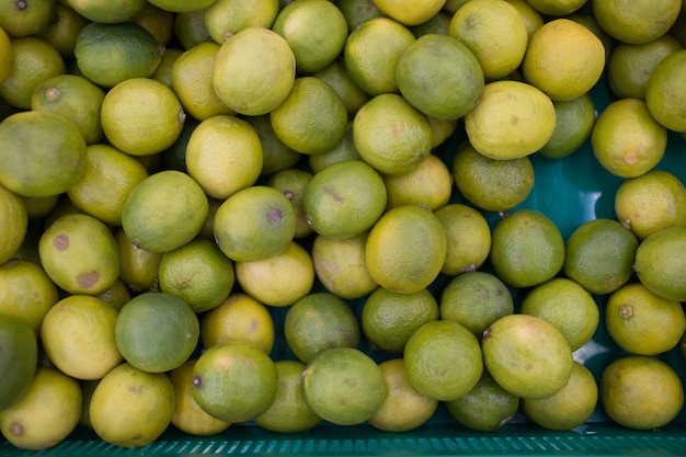 Limones en un mostrador en una tienda.