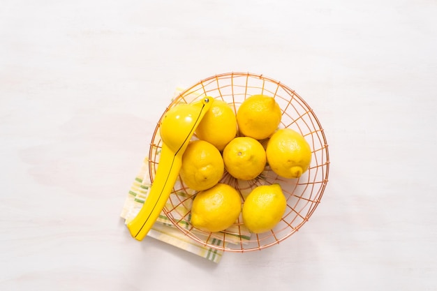 Limones orgánicos en la canasta de alambre.