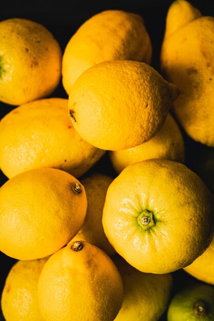 Limones orgánicos maduros. Limones, fuente de antioxidantes y vitamina C